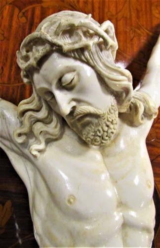 Sculpture  - Grand Christ crucifié en ivoire école Italien XVIIIe